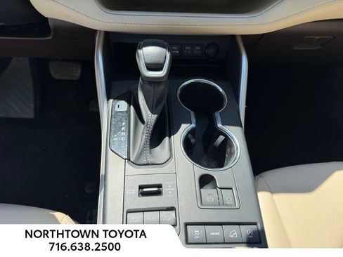 Used 2022 Toyota Highlander XLE AWD/4WD image 21