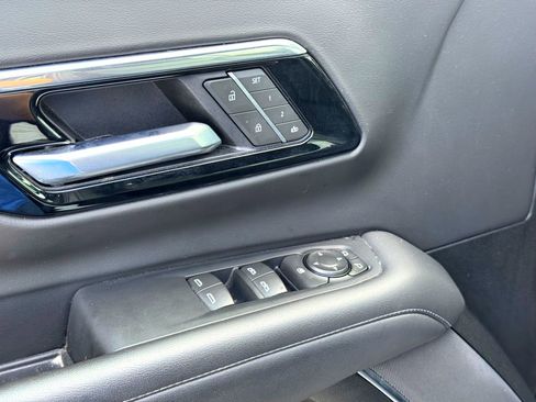 Used 2025 Chevrolet Suburban Z71 image 15