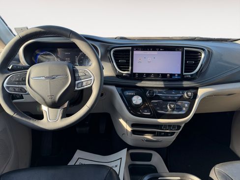 Used 2022 Chrysler Pacifica Touring-L image 10