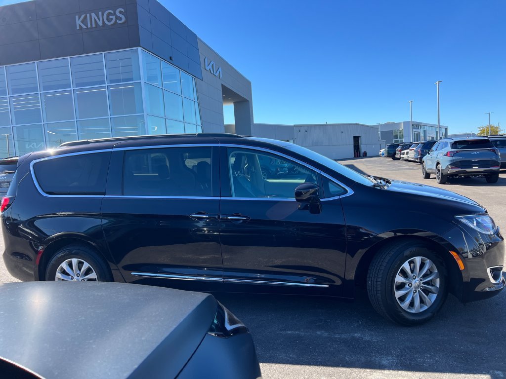 Used 2017 Chrysler Pacifica Touring-L FWD image 2