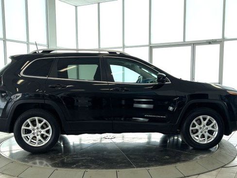 Used 2017 Jeep Cherokee Latitude w/ Cold Weather Group image 8