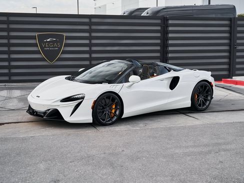 Used 2025 McLaren Artura image 6