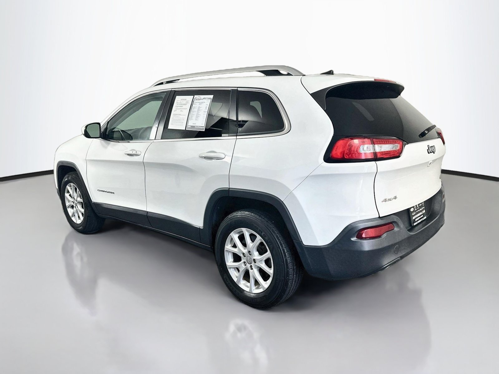 Used 2018 Jeep Cherokee Latitude Plus w/ Cold Weather Group AWD/4WD image 5