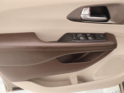 Used 2017 Chrysler Pacifica Touring-L Plus image 18