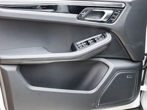 Certified 2025 Porsche Macan AWD/4WD image 21