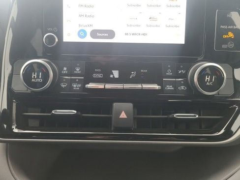 Used 2024 Toyota Highlander LE image 28