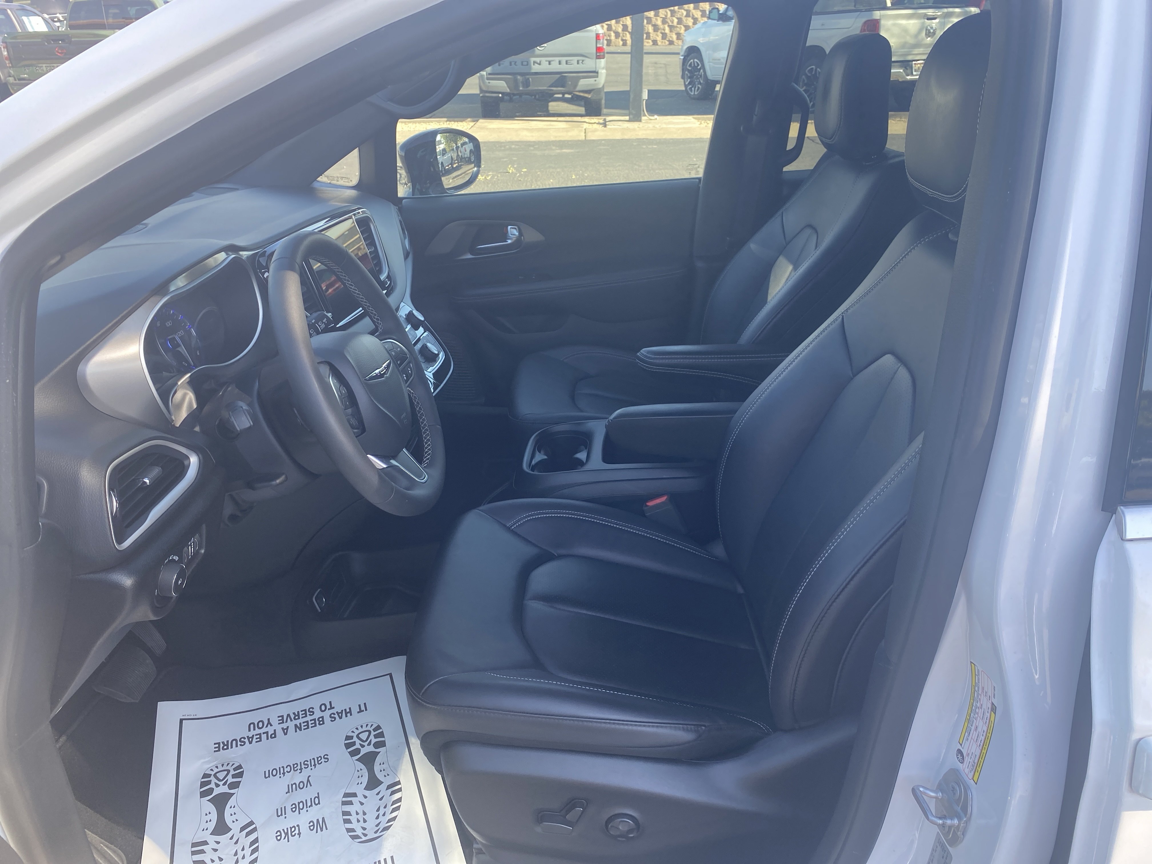 Used 2025 Chrysler Pacifica Select FWD image 9