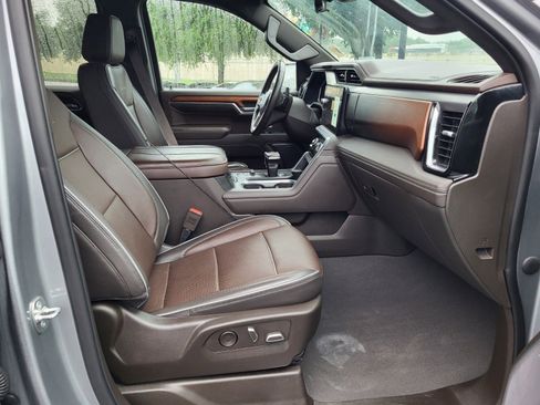 Used 2023 GMC Sierra 1500 Denali w/ Technology Package AWD/4WD image 12