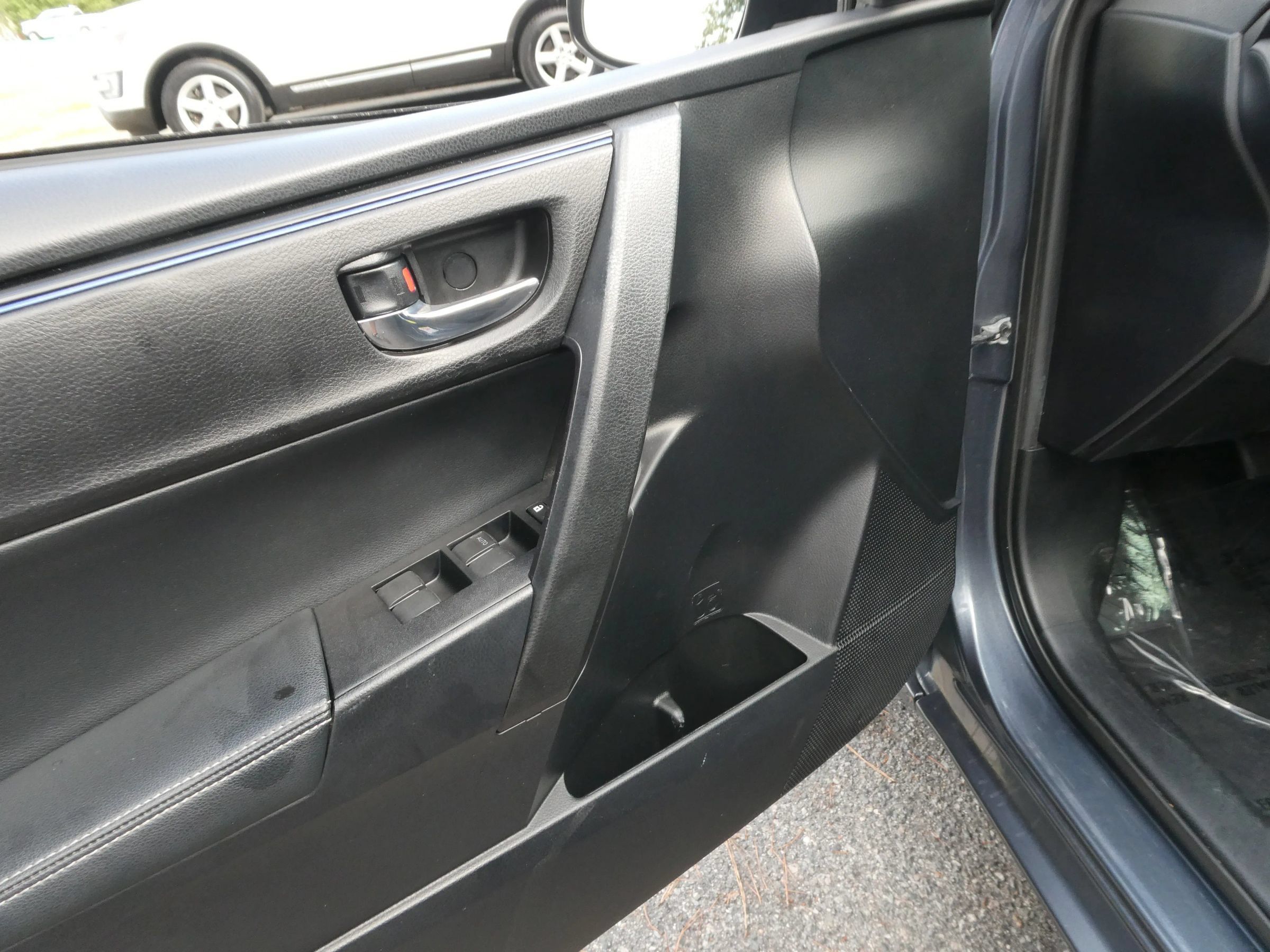 Used 2017 Toyota Corolla SE FWD image 14