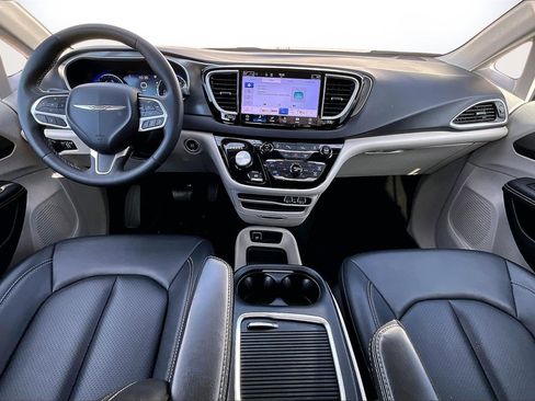 Certified 2024 Chrysler Pacifica Touring-L image 14