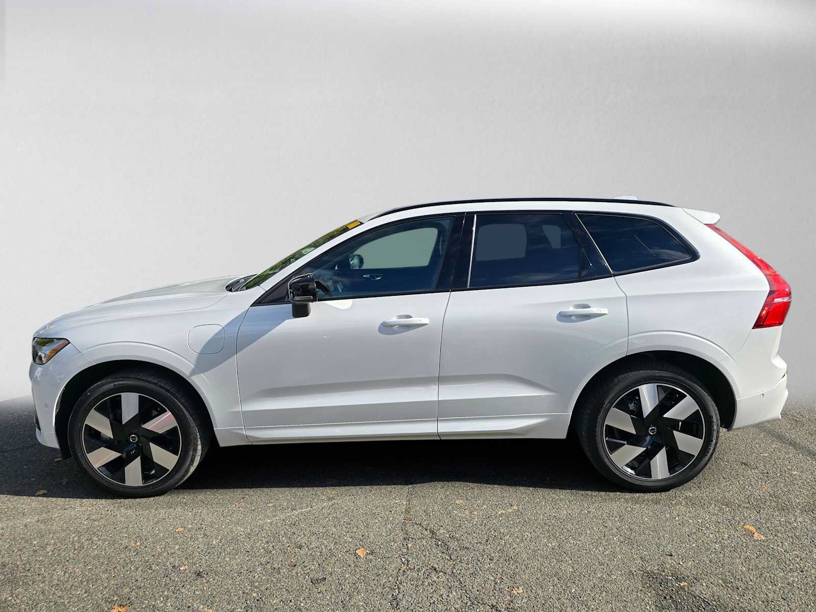 Used 2025 Volvo XC60 T8 Plus w/ Protection Package Premier AWD/4WD image 6
