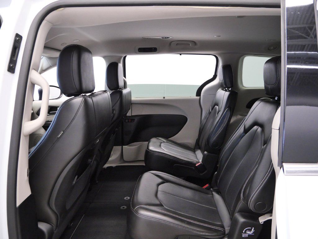 Certified 2023 Chrysler Pacifica Touring-L FWD image 14