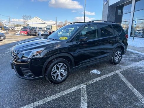 Used 2023 Subaru Forester Premium image 2
