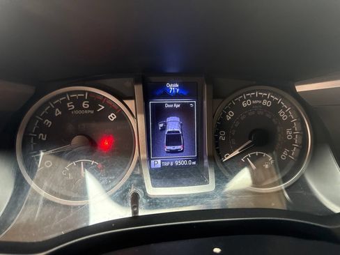 Used 2020 Toyota Tacoma SR5 AWD/4WD image 22