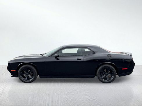 Used 2019 Dodge Challenger SXT image 3