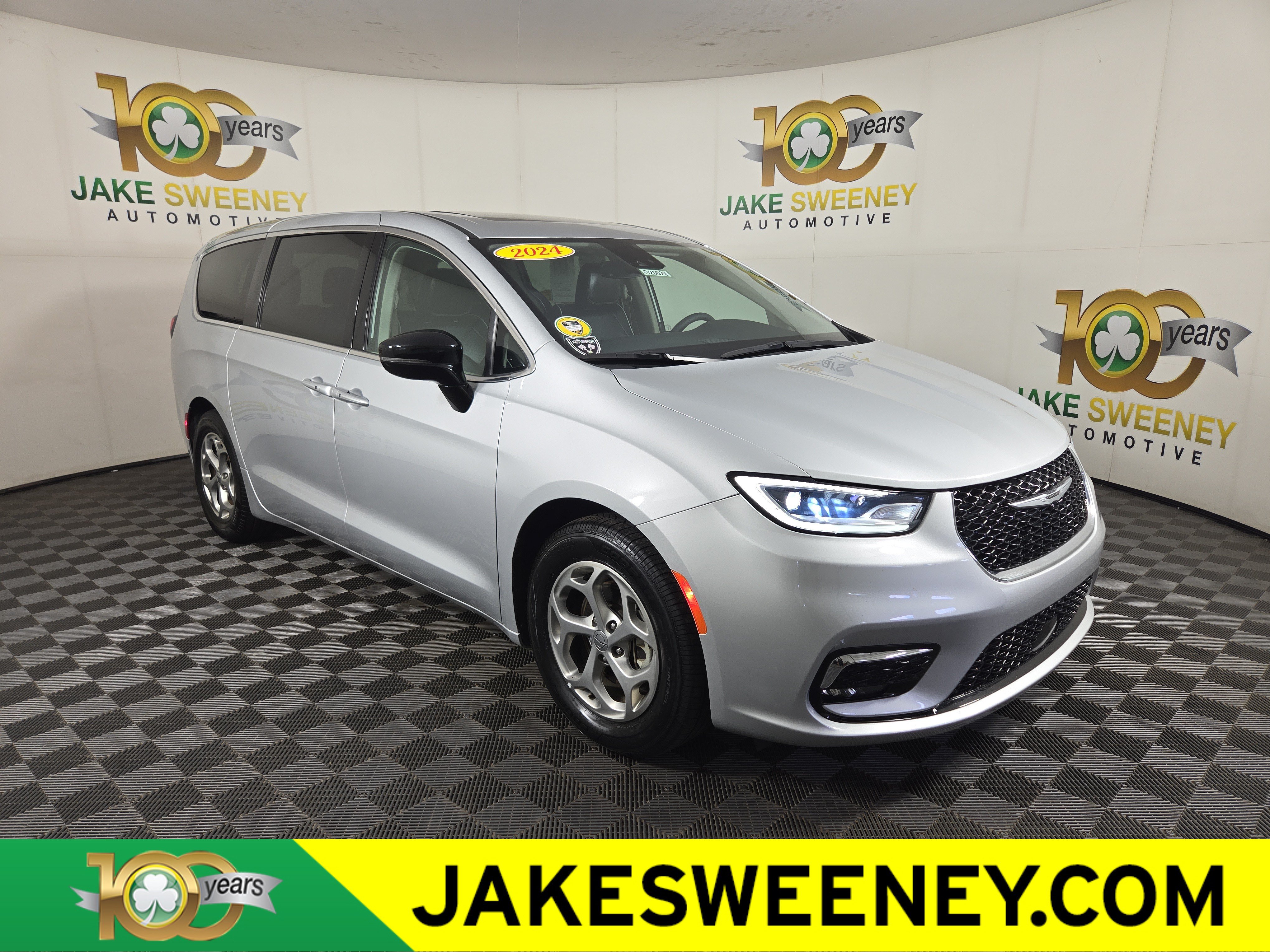Used 2024 Chrysler Pacifica Limited FWD image 1
