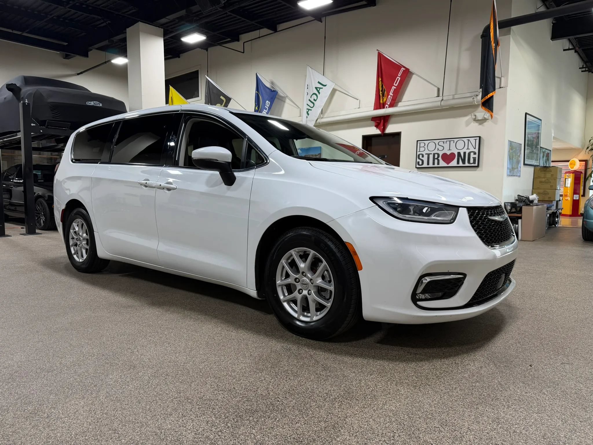 Used 2023 Chrysler Pacifica Touring-L FWD image 3