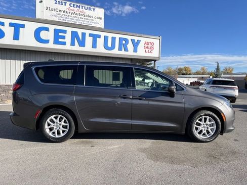Used 2019 Chrysler Pacifica Touring image 20