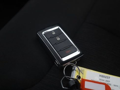 Used 2024 Jeep Grand Cherokee Laredo AWD/4WD image 24