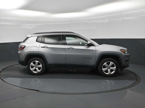 Used 2018 Jeep Compass Latitude w/ Popular Equipment Group AWD/4WD image 9
