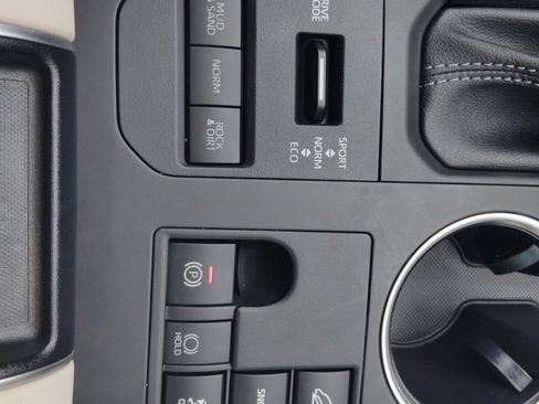 Used 2023 Toyota Highlander XLE AWD/4WD image 28