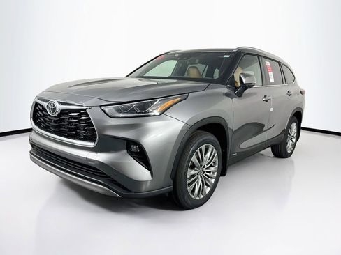 New 2026 Toyota Highlander Platinum image 3