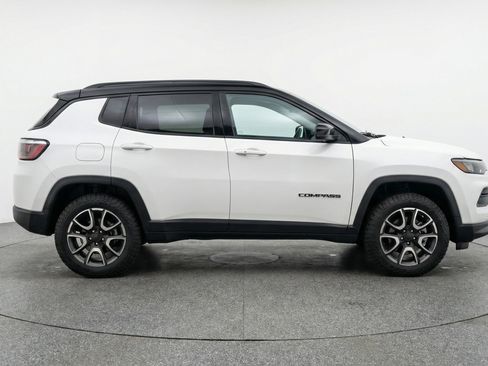 Used 2025 Jeep Compass Trailhawk image 11