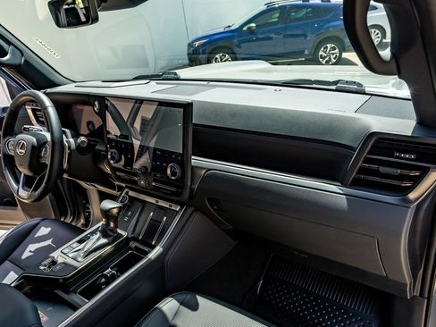 Used 2026 Lexus GX 550 w/ Accessory Package (2T) AWD/4WD image 18