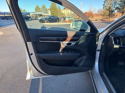 Used 2018 Volvo S90 T5 Momentum w/ Convenience Package image 9