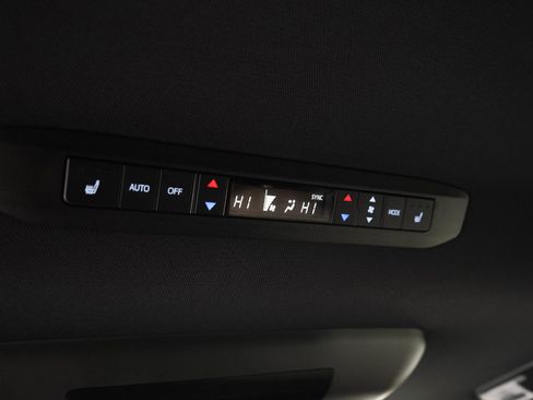 Used 2025 Toyota Sienna Platinum AWD/4WD image 17