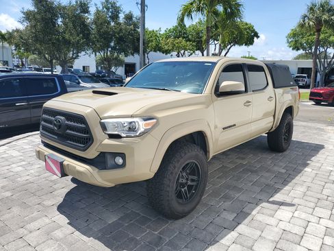 Used 2017 Toyota Tacoma TRD Sport w/ Tow Package (A/T) AWD/4WD image 3