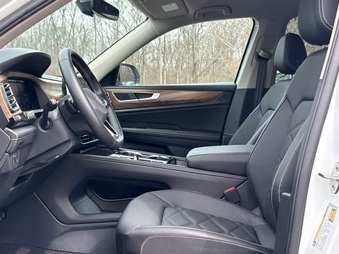 Certified 2025 Volkswagen Atlas SE w/ Black Wheel Package image 12