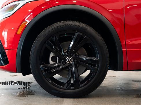 Used 2024 Volkswagen Tiguan SE R-Line image 7