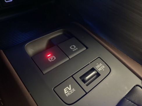 Used 2024 Toyota Venza Limited image 21