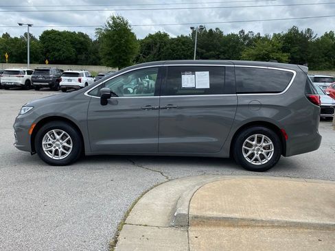 Used 2023 Chrysler Pacifica Touring-L FWD image 4