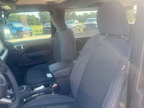 Used 2025 Jeep Wrangler Sport AWD/4WD image 12