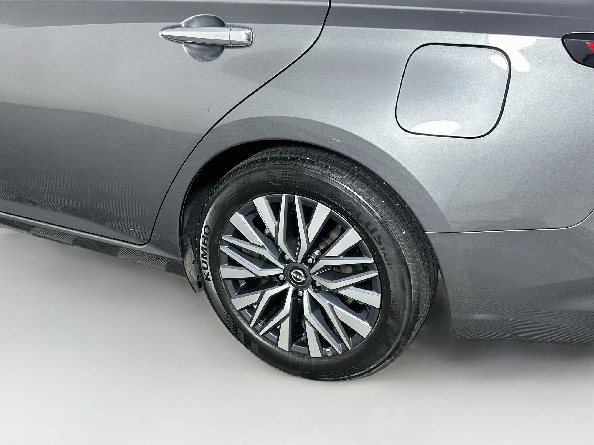 Used 2025 Nissan Altima 2.5 SV FWD image 11