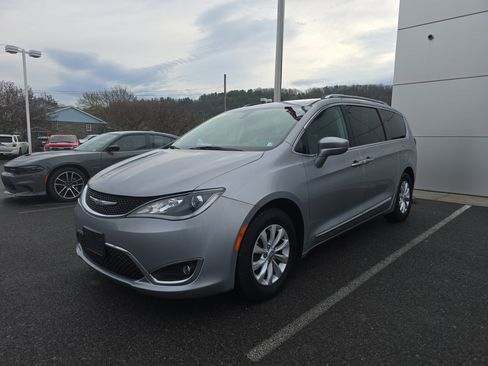 Used 2018 Chrysler Pacifica Touring-L image 8