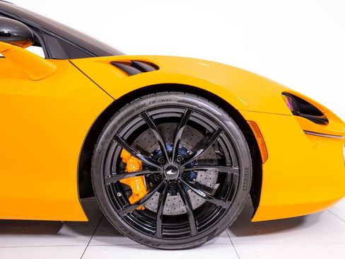 Used 2024 McLaren Artura image 18