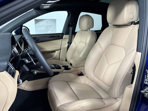Used 2025 Porsche Macan image 5