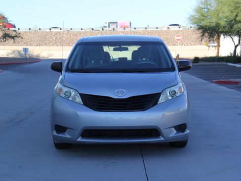 Used 2014 Toyota Sienna L image 2