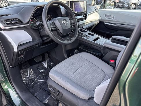 Certified 2025 Toyota Sienna LE image 19