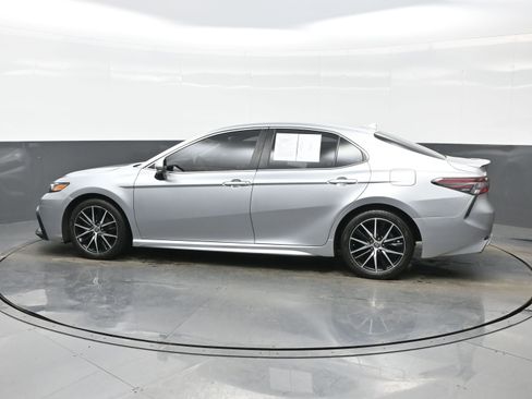 Used 2023 Toyota Camry SE image 3