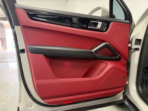 Used 2022 Porsche Cayenne Coupe AWD/4WD image 31