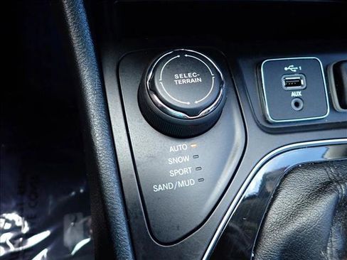 Used 2019 Jeep Cherokee Latitude Plus AWD/4WD image 18