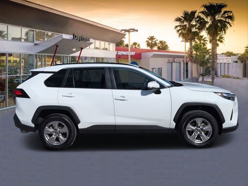 Used 2025 Toyota RAV4 XLE AWD/4WD image 2