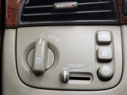 Used 2005 Cadillac De Ville FWD image 14