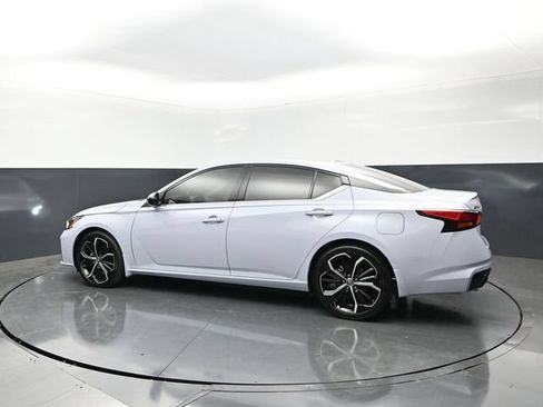 Used 2023 Nissan Altima 2.5 SR FWD image 2