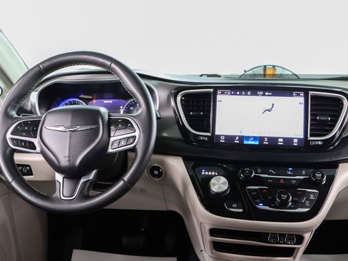 Used 2023 Chrysler Pacifica Touring-L FWD image 17