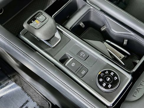 Used 2024 Nissan Pathfinder SV w/ SV Premium Package AWD/4WD image 16